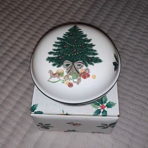 Christmas Story by Mikasa Heritage small round covered box